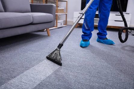 Tapijt reinigen met stoomreiniging en industriële stofzuiger in moderne woonruimte